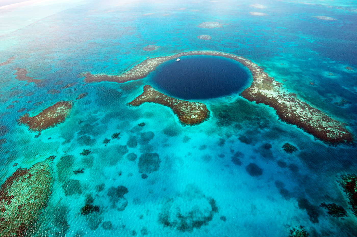 The-Great-Blue-Hole-in-Belize